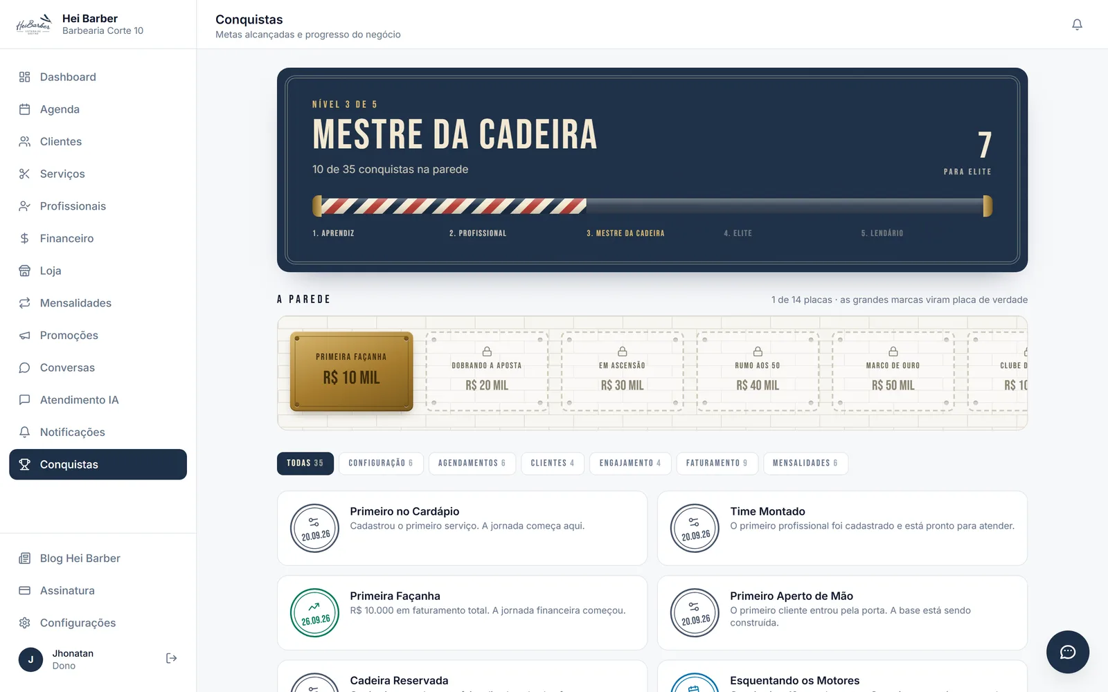 Conquistas da barbearia, com placas na parede